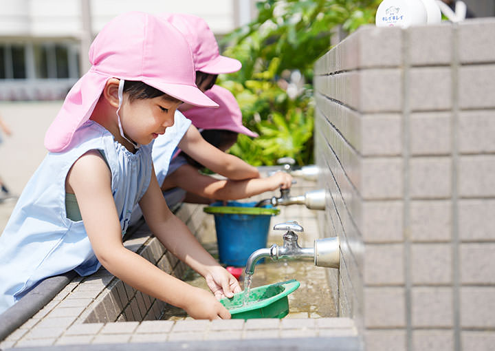 水をくむ園児
